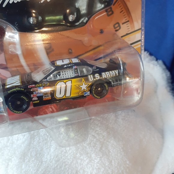 1997 Nascar Stock Mark Martin #1 US Army Die Cast w/ Hood 🧲 $12.50🇨🇦Shipping - Picture 2 of 14